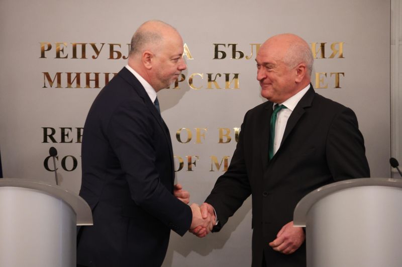 Как служебният кабинет предаде властта на редовния