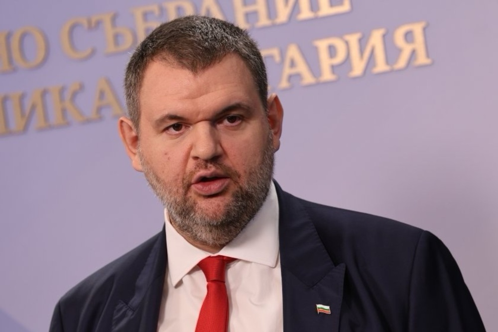 Пеевски разкрива чатовете си с Кирил Петков
