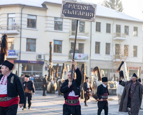 Кукерска група  Старчевата  от Разлог постави красив финал на Девети международен кукерски карнавал  Старчевата  2025