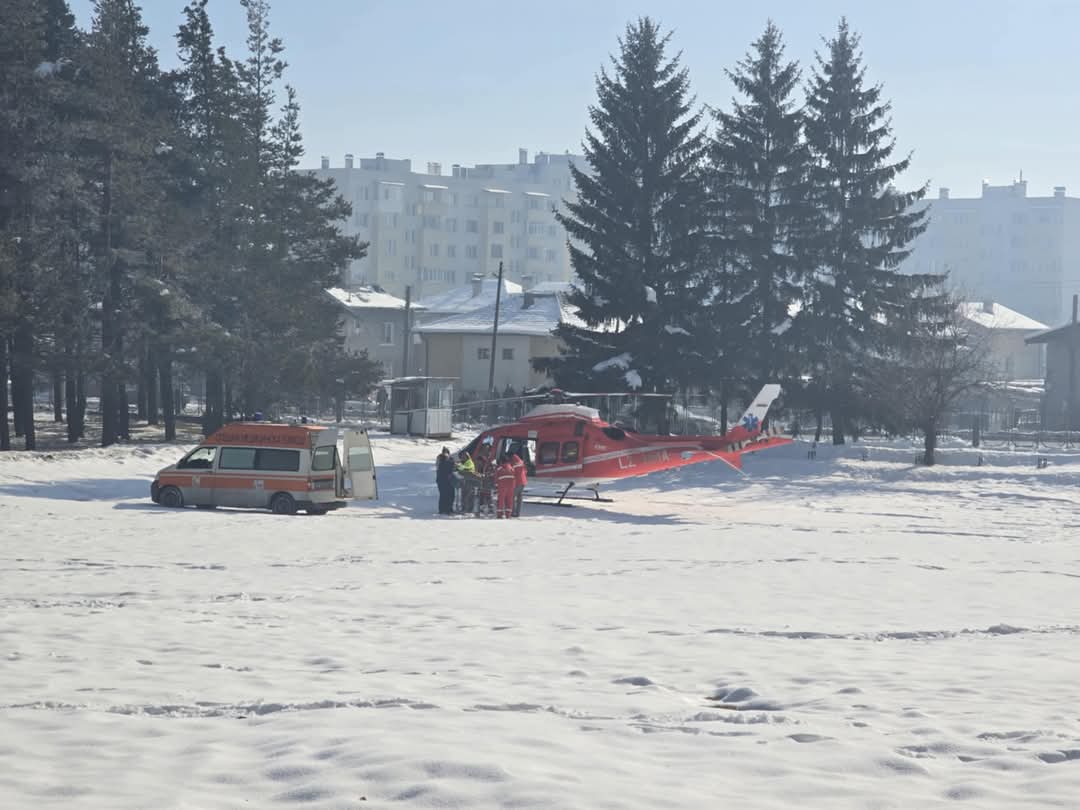 Медицински хеликоптер кацна в болницата в Разлог, спасява живота на турист паднал от тераса