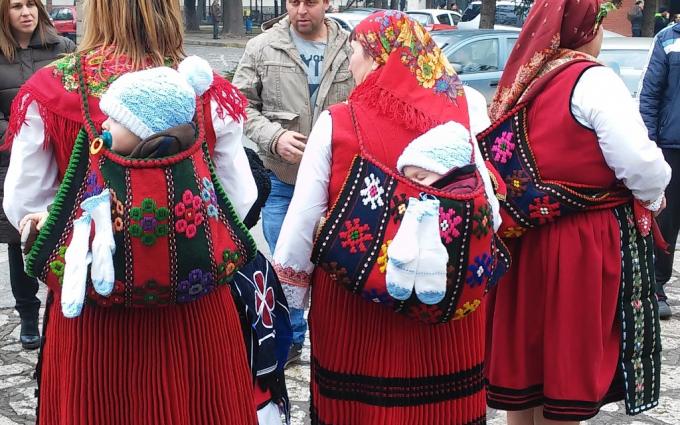 Дръж се земьо: 140 баби ще се хванат на най-красивото хоро в община Разлог Дръж се земьо: 140 баби ще се хванат на най-красивото хоро в община Разлог