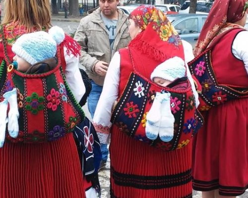 Дръж се земьо: 140 баби ще се хванат на най-красивото хоро в община Разлог