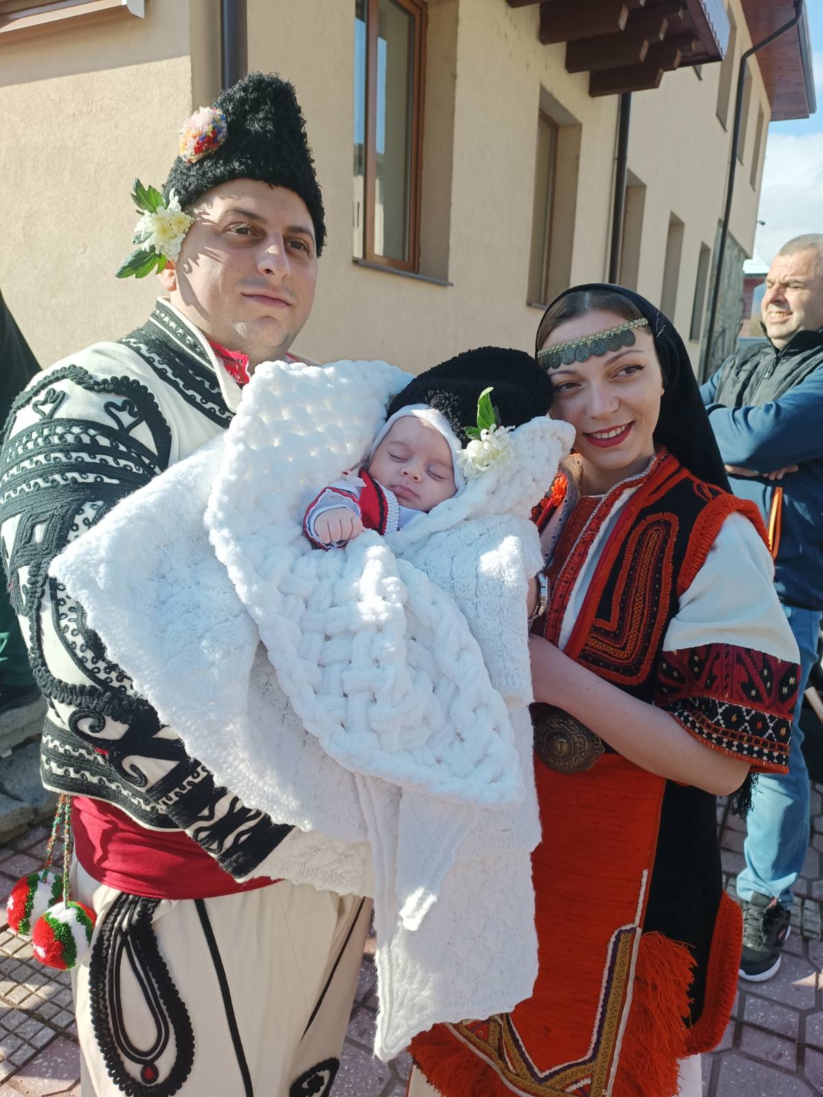 Баби заденати с бабинчета извиха пъстро хоро на площада в Белица Баби заденати с бабинчета извиха пъстро хоро на площада в Белица