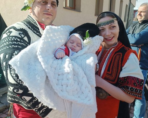 Баби заденати с бабинчета извиха пъстро хоро на площада в Белица