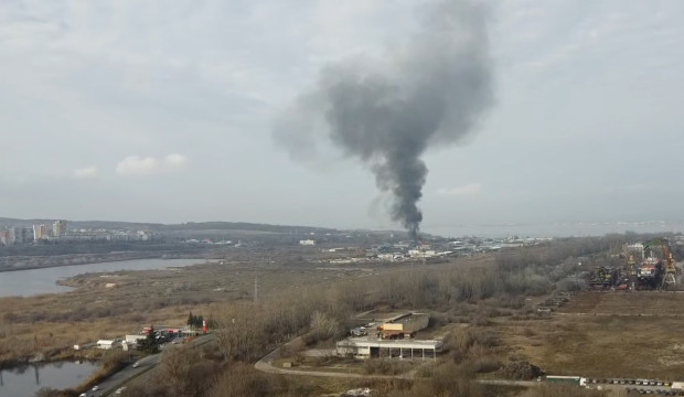 Пожар избухна в автоморга в Бургас, имало е взривове Пожар избухна в автоморга в Бургас, имало е взривове