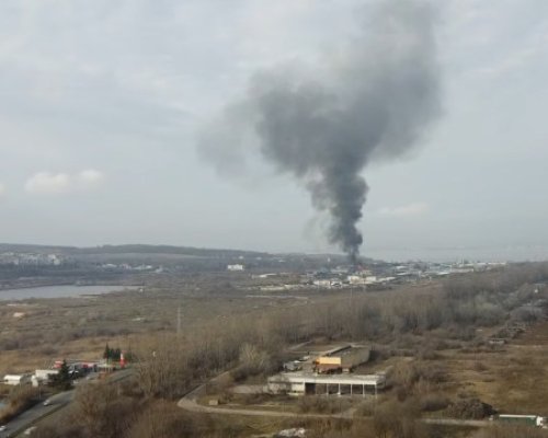 Пожар избухна в автоморга в Бургас, имало е взривове