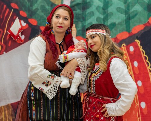 Разлог грее в пъстротата на носии и бабино хоро на Бабинден