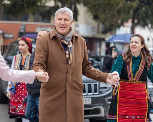 На Бабинден: Кметът на Разлог Кр. Герчев игра хоро с над 140 баби в Разлог