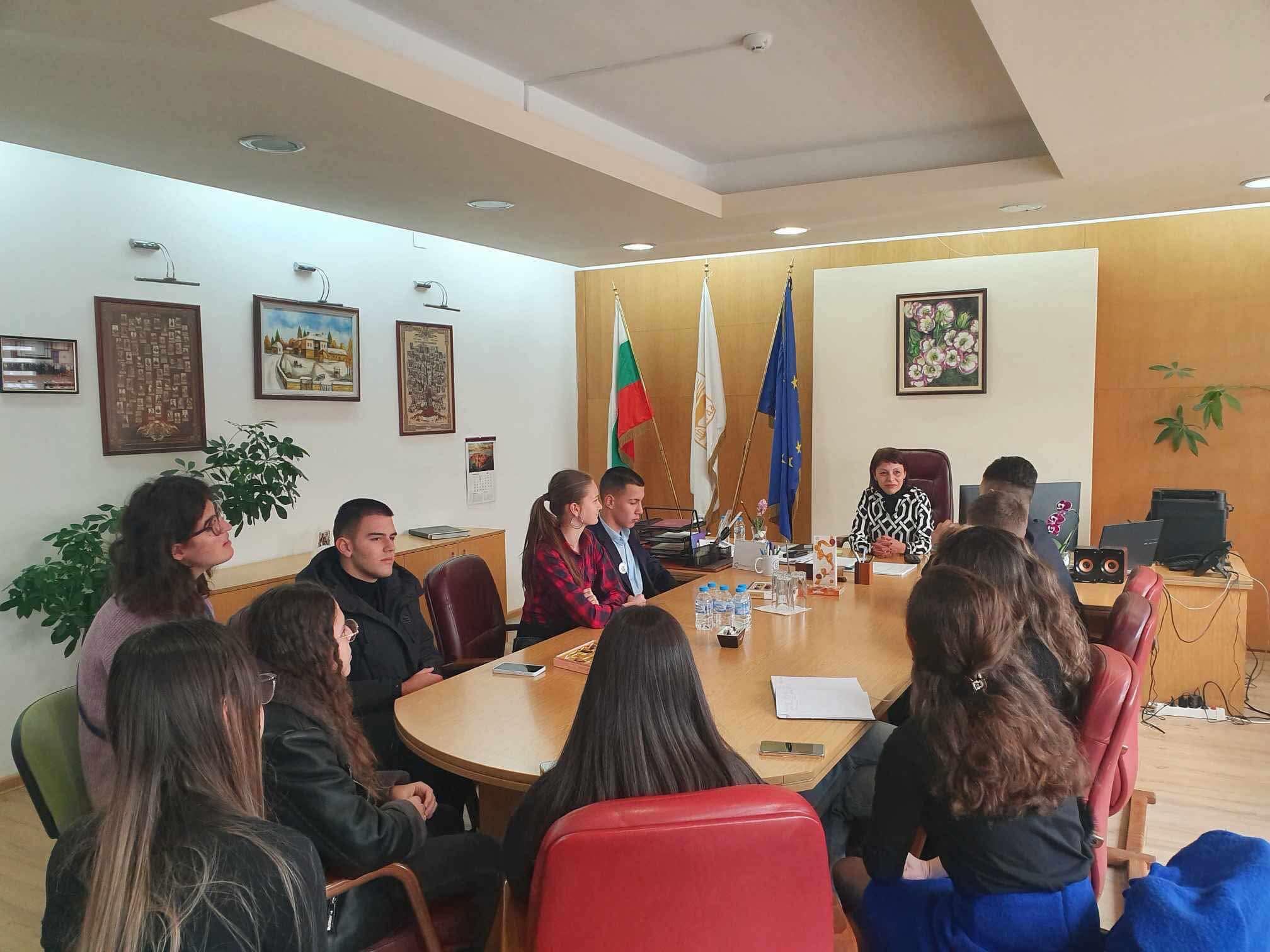 ОбС председателят А. Богданова се срещна с представители на Общинския младежки парламент-Благоевград