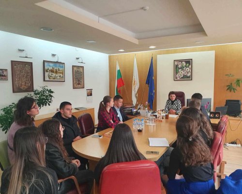 ОбС председателят А. Богданова се срещна с представители на Общинския младежки парламент-Благоевград