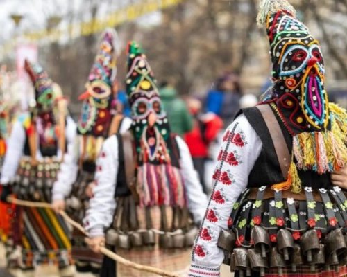 Сурва под стража в Перник-320 полицаи ще пазят кукерите