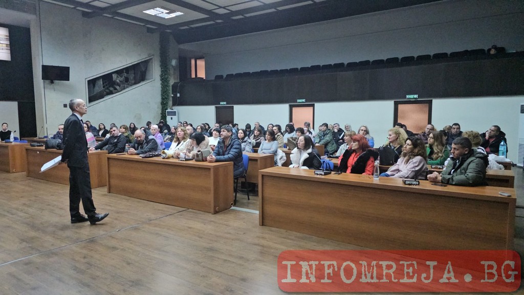 Професионалните гимназии в Благоевград протестираха срещу ЕГ, ПМГ и НХГ, кметът говори с учителите Професионалните гимназии в Благоевград протестираха срещу ЕГ, ПМГ и НХГ, кметът говори с учителите