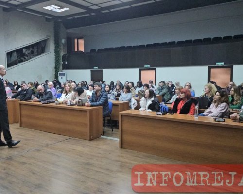 Професионалните гимназии в Благоевград протестираха срещу ЕГ, ПМГ и НХГ, кметът говори с учителите