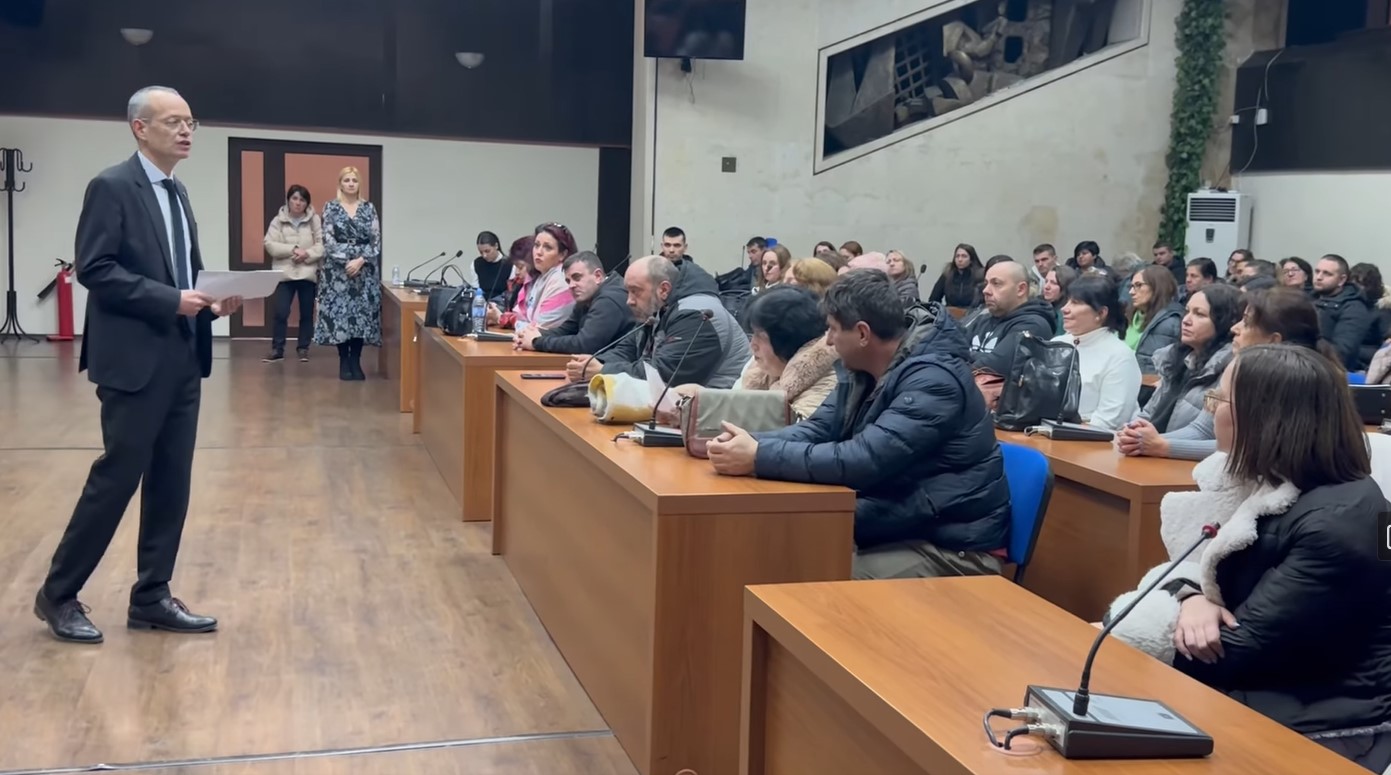 Учители протестираха под прозорците на общината, Байкушев ги прие и разговаря с тях Учители протестираха под прозорците на общината, Байкушев ги прие и разговаря с тях
