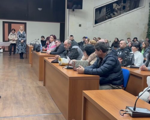 Учители протестираха под прозорците на общината, Байкушев ги прие и разговаря с тях