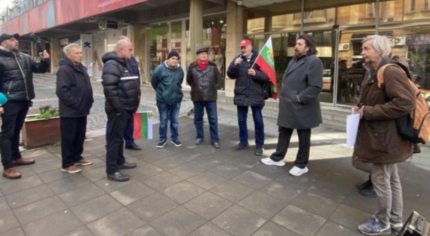 Само 12 социалисти протестираха пред Позитано срещу участието на БСП в коалиция с ГЕРБ Само 12 социалисти протестираха пред Позитано срещу участието на БСП в коалиция с ГЕРБ