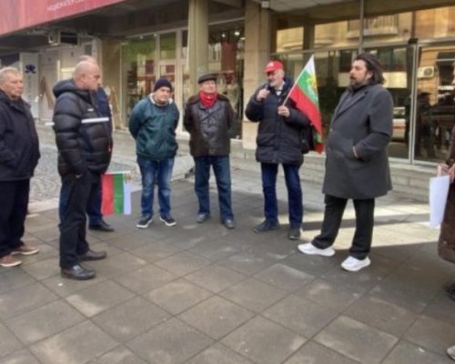 Само 12 социалисти протестираха пред Позитано срещу участието на БСП в коалиция с ГЕРБ