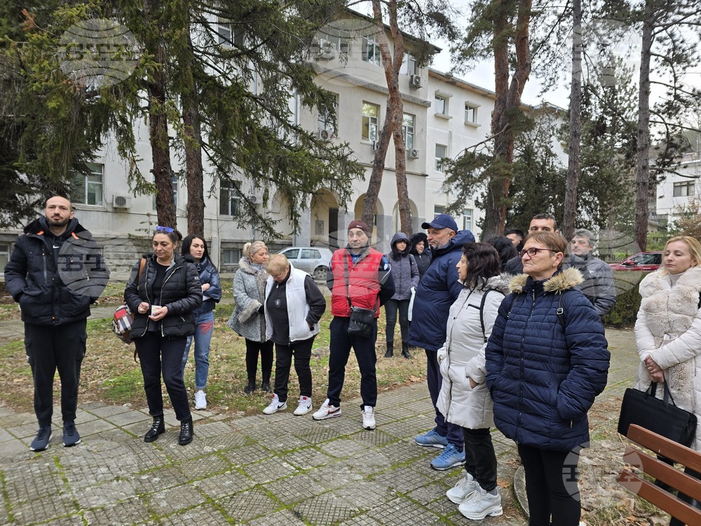 Близки на починал мъж, лекуван в болницата в Сандански, се събраха на протест