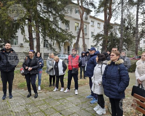 Близки на починал мъж, лекуван в болницата в Сандански, се събраха на протест
