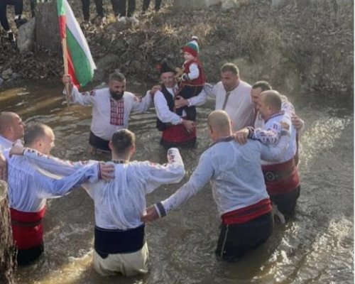 Дарение за параклиса Света Петка в с. Полена направиха участниците в Богоявленския ритуал в селото