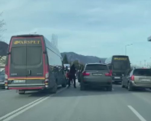 Дива агресия на пътя: Пребиха шофьор на тир, счупиха му ребрата