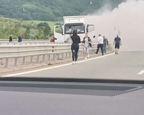 Камион избухна в пламъци на АМ Струма край Сандански