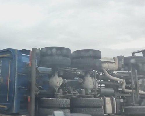 Камион се обърна на АМ Струма, товарът му затрупа шофьора