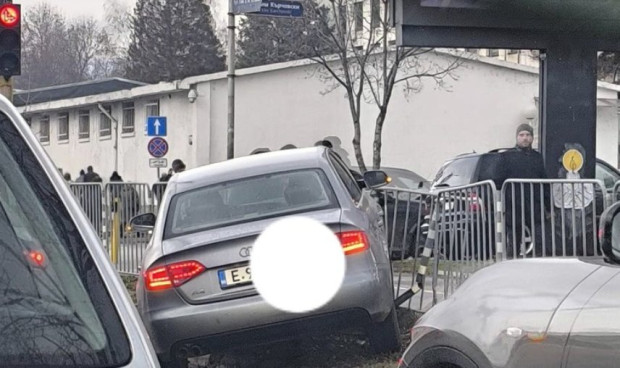 Благоевградчанин се заби в крайпътна ограда до болница Пирогов