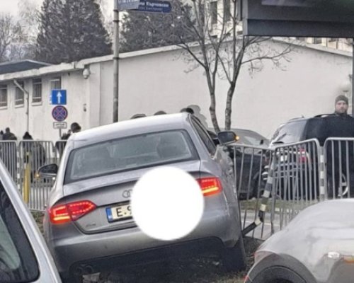 Благоевградчанин се заби в крайпътна ограда до болница Пирогов