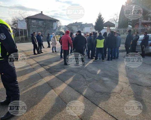 Пореден протест на пътя Кюстендил-Гюешево събра недоволни от бездействието на институциите след катастрофата със загинало момиче