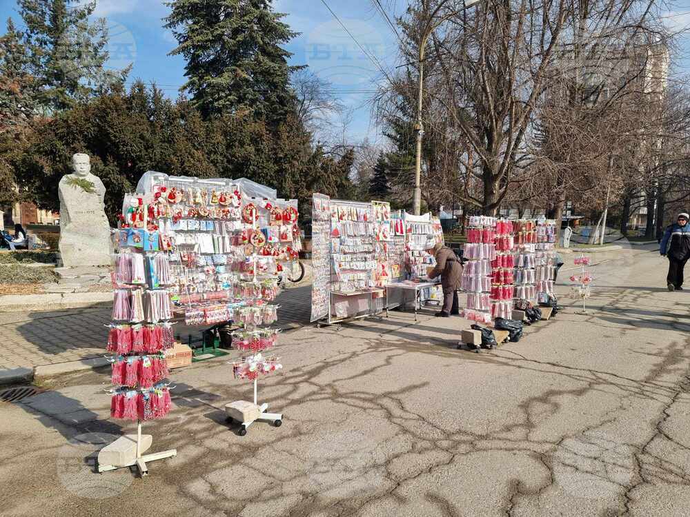 Първите мартеници вече са изложени на пазара в Кюстендил Първите мартеници вече са изложени на пазара в Кюстендил
