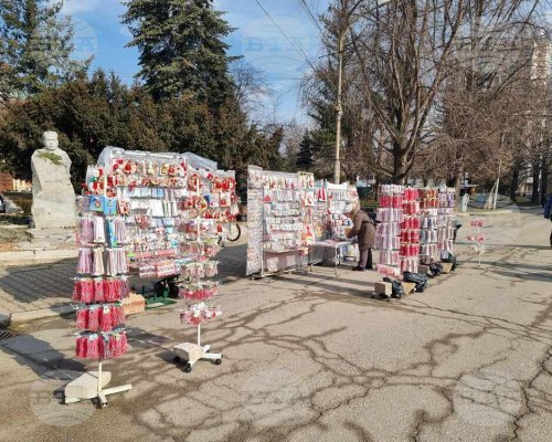 Първите мартеници вече са изложени на пазара в Кюстендил