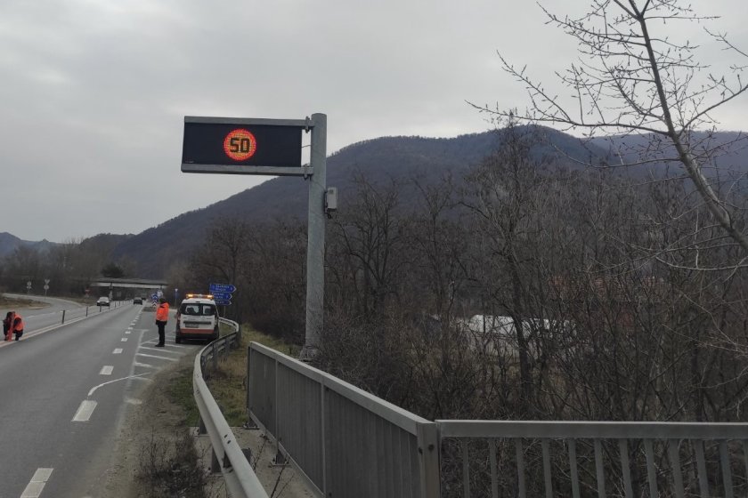 Започна смяната на счупените колчета в Кресненското дефиле