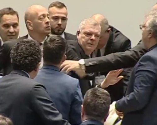 Високо напрежение в пленарна зала: Блъскане, бутане и скандал между депутати