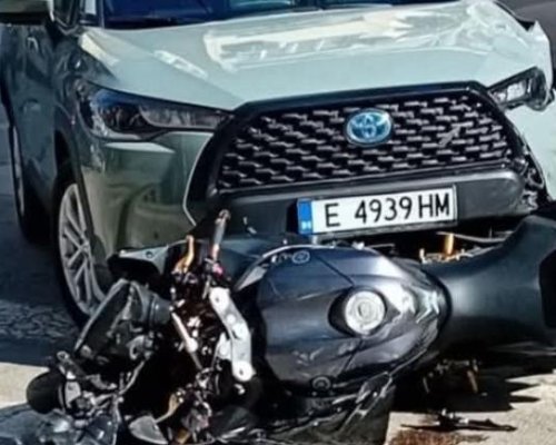 Известен медик блъсна с джипа си моторист в Благоевград