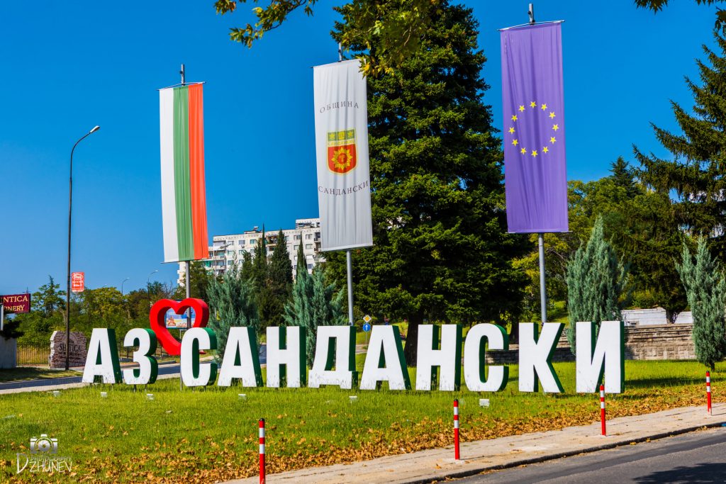 Паника в Сандански: Нещо черно и огромно плъзна по улиците Паника в Сандански: Нещо черно и огромно плъзна по улиците