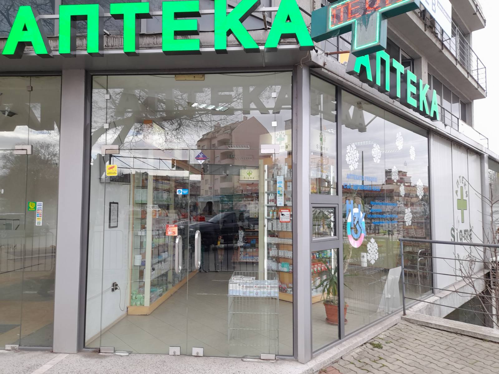 Млади аптекарки от Благоевград спасиха живота на мъж, прилошало му на улицата