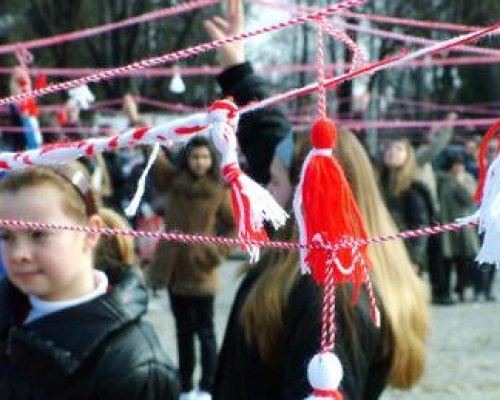 За Баба Марта: Деца от Благоевград плетат 750-метрова мартеница
