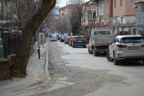 Продължава ремонтът на карето улици под Градската градина Продължава ремонтът на карето улици под Градската градина