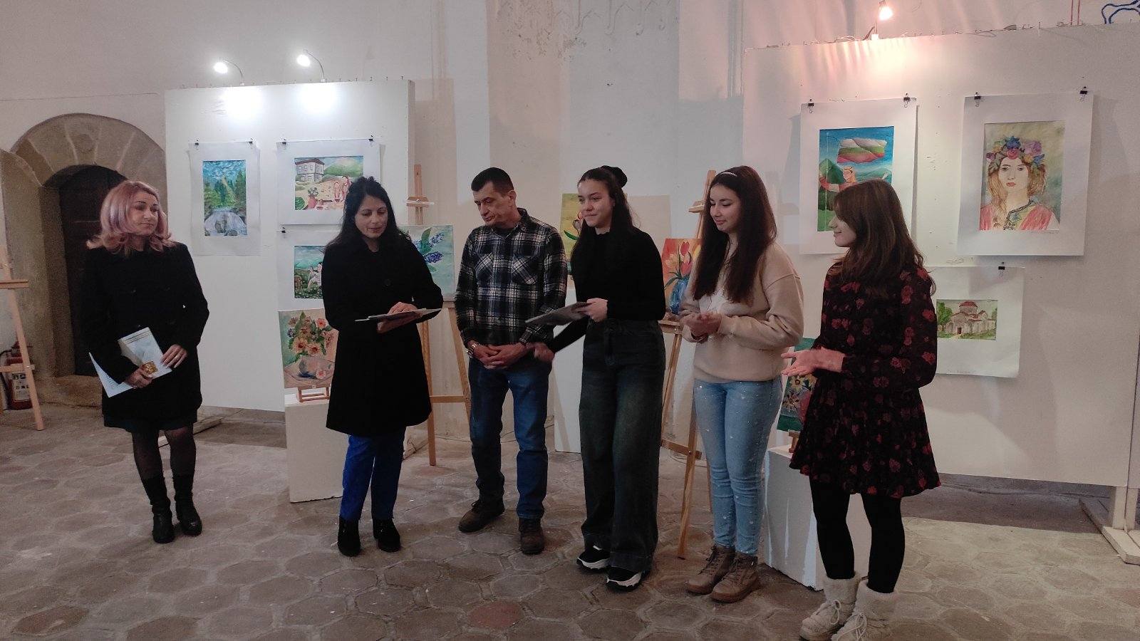 Изложба на ученици от СЕУ Св. Паисий Хилендарски беше открита в Изложбена зала в Дупница