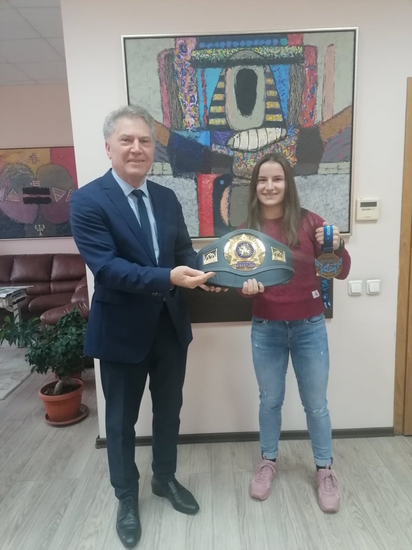 Бившата възпитаничка на ЮЗУ Биляна Дудова с медал от турнира по борба в Загреб