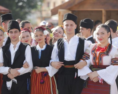 Роля на паспорт и социален статус: Красотата на българските носии спира дъха