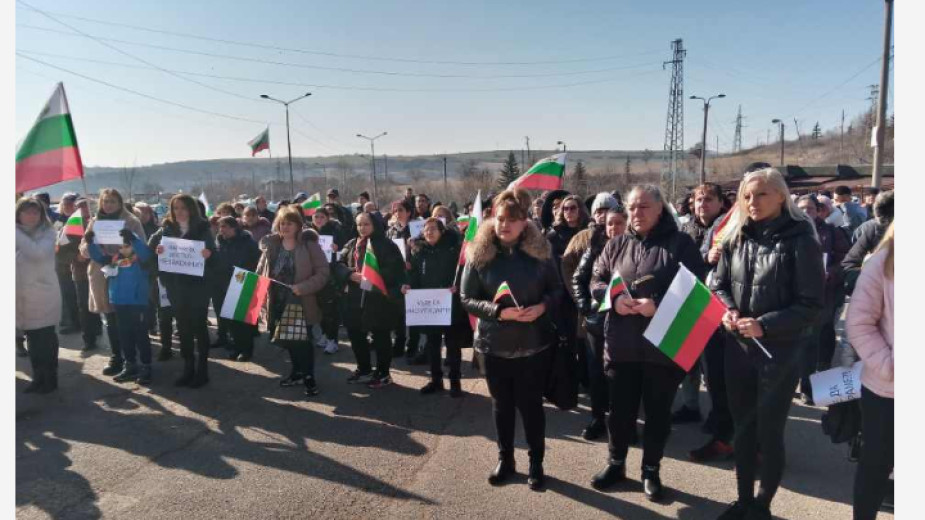 Протест в Бобов дол заради ограничен достъп до работни места Протест в Бобов дол заради ограничен достъп до работни места