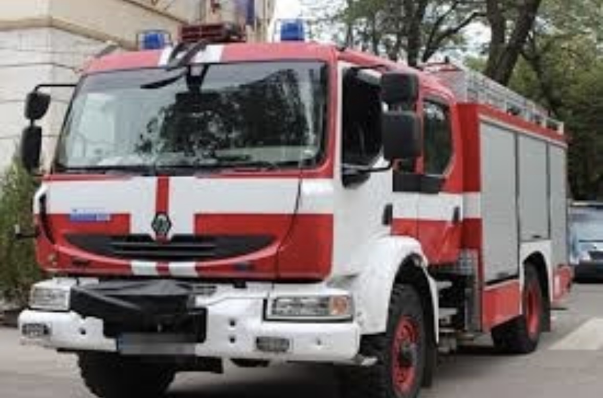 Цех за столове горя в Благоевград, два екипа огнеборци потушиха стихията