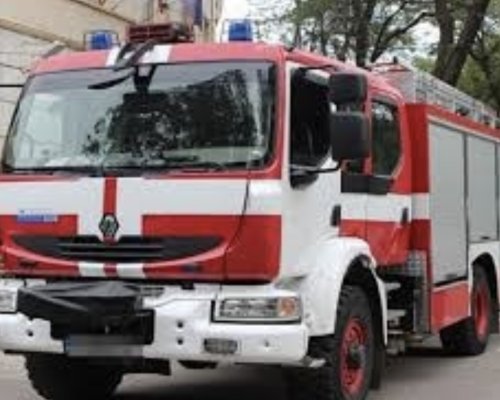 Цех за столове горя в Благоевград, два екипа огнеборци потушиха стихията