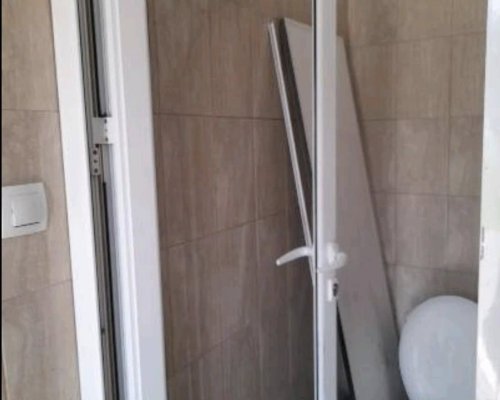 Потресаващо: Вандали вилняха в парка в Петрич, изпочупиха тоалетните