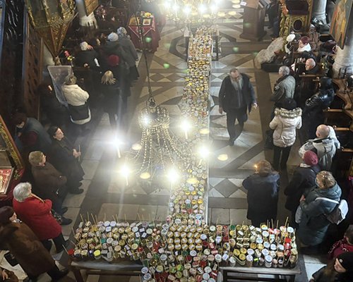 Единствен в България! Огненият медиен кръст засия в благоевградския храм