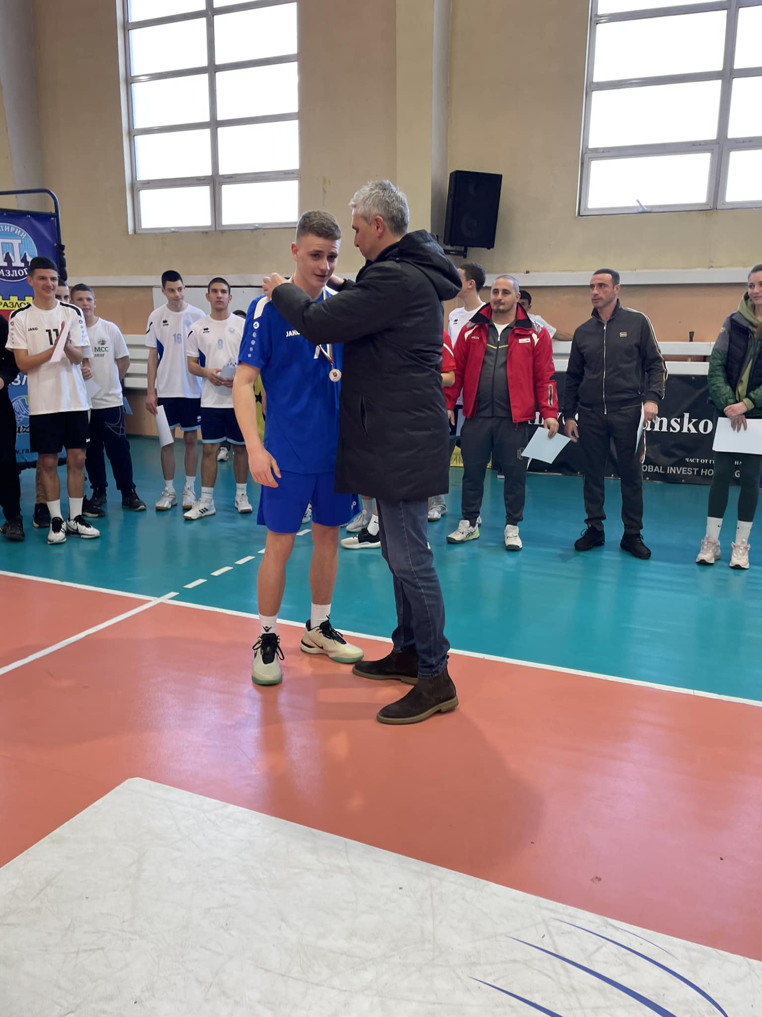 Зам-кметът на Разлог Славчо Фарфаров награди участниците и победителите във втория етап от Общинските ученически игри по волейбол