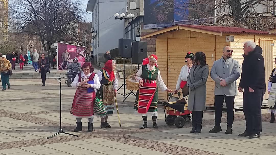 Празник на виното пред община Дупница Празник на виното пред община Дупница