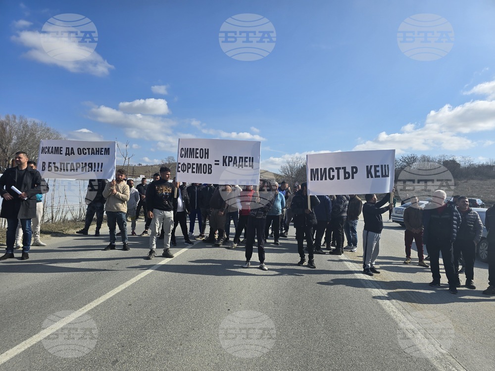 Представители на дърводобивни фирми излязоха на протест на пътя Петрич - Мелник Представители на дърводобивни фирми излязоха на протест на пътя Петрич - Мелник